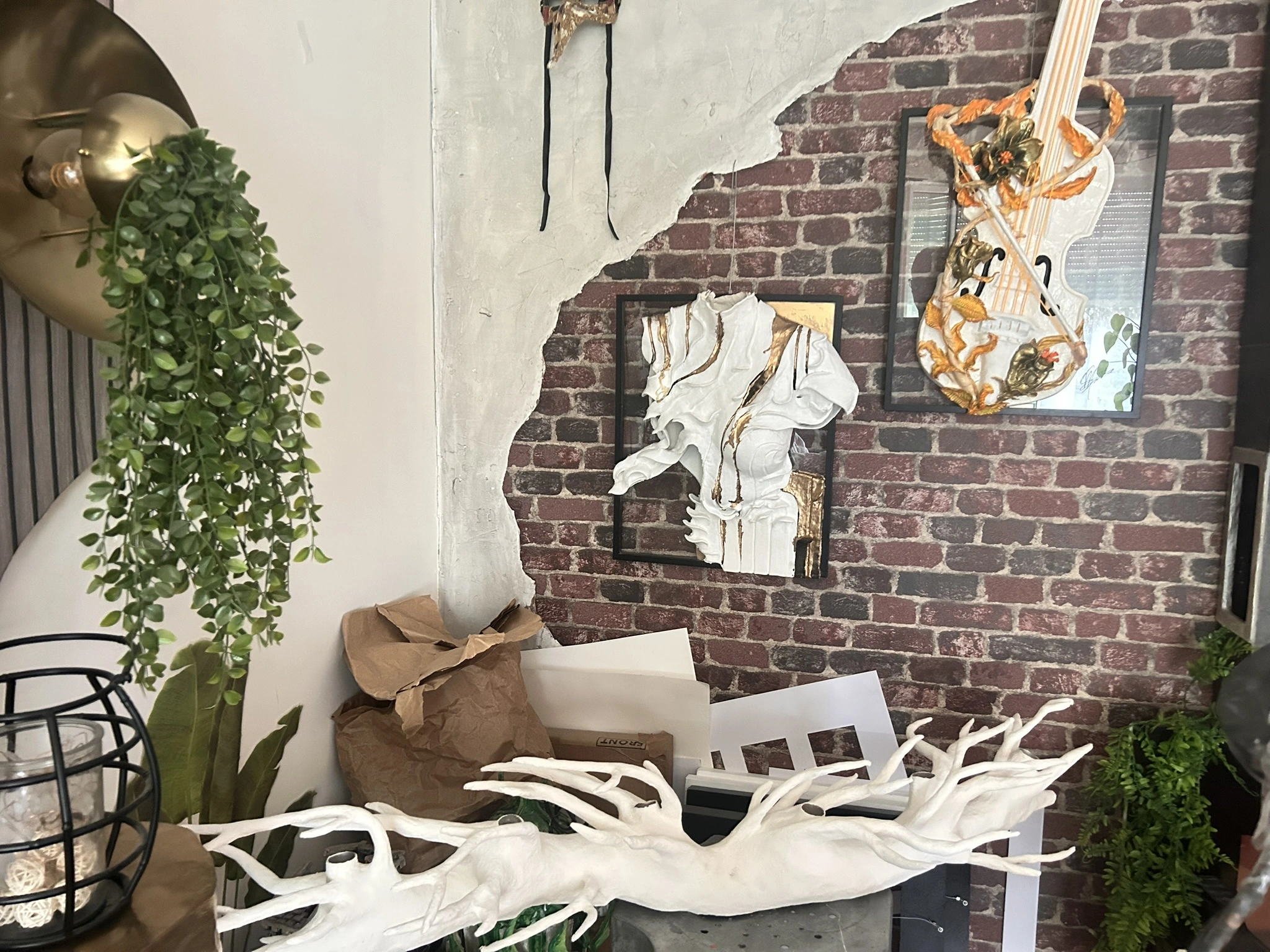 Œuvre de Marcos Suarez intégrée dans un intérieur contemporain